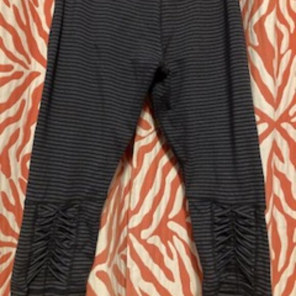 Dark Gray Capris Leggings, ruched calves, reflective seams, back key pocket, Sm. - Picture 2 of 6